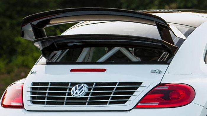 Κυρίαρχο στοιχείο της μορφής του Beetle GRC είναι η τεράστια πίσω αεροτομή